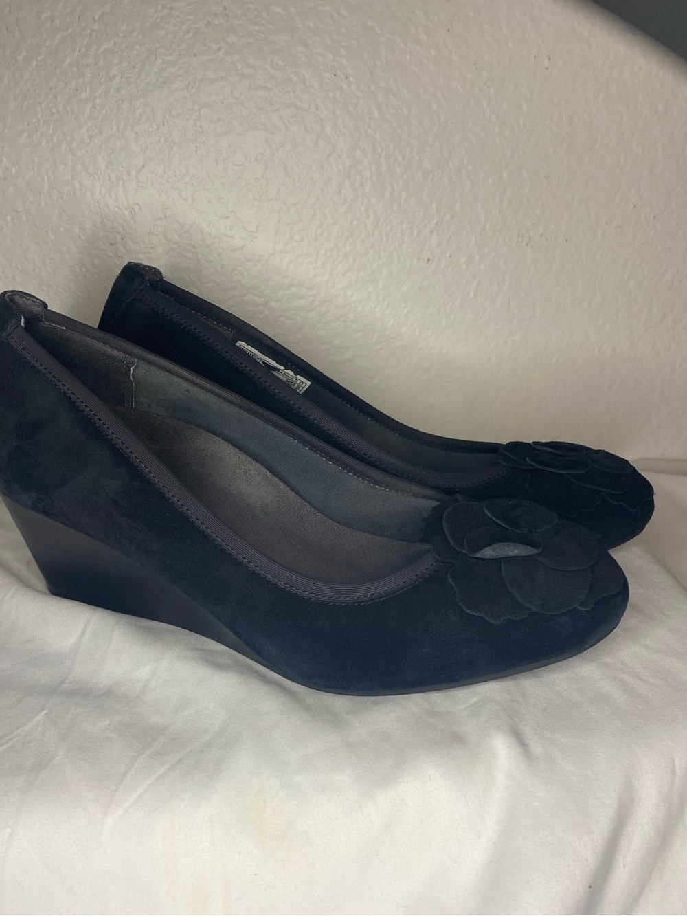 Vionic Hayes black suede slip-on wedges. Size 10